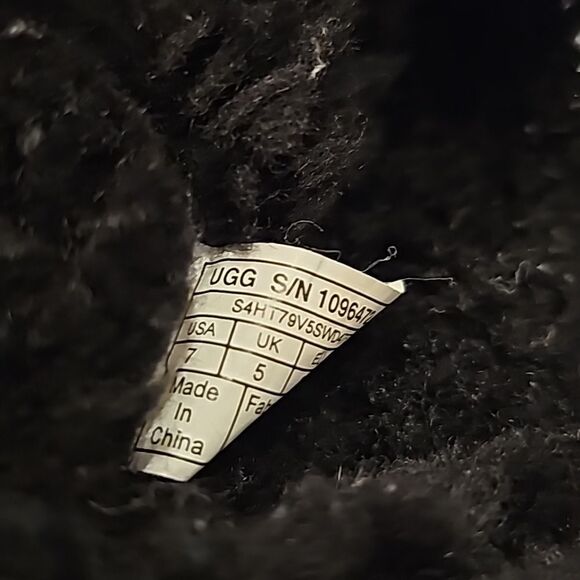 Black Ugg size 7 short glittery top part - Picture 12 of 13